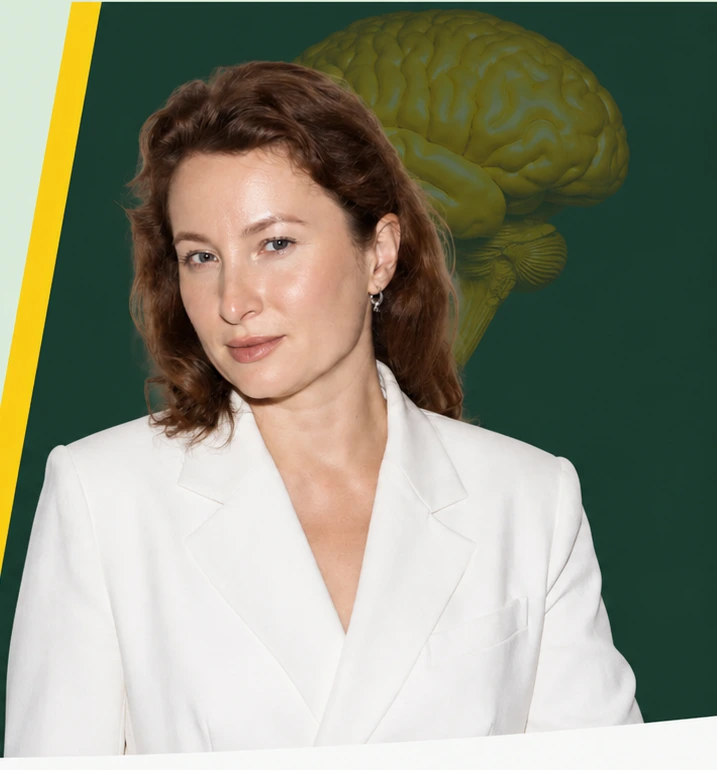 Margareth Key – TechnoKey DI procesų metodika Margareth Key balto kostiumo portretas TechnoKey hero kompozicijoje su smegenų simboliu